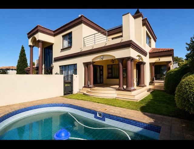 6 BEDROOM GOLF ESTATE FOR SALE IN BLUE VALLEY GOLF ESTATE